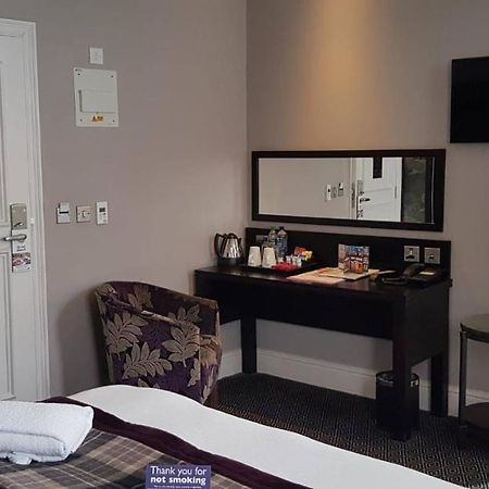 The Bath Arms Wetherspoon Hotel Warminster Bagian luar foto